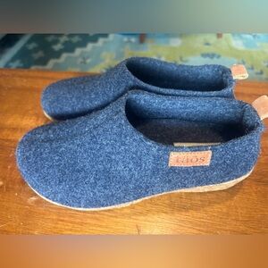 Taos Footwear Women's Wonderwool Clog blue, like new! Size 38